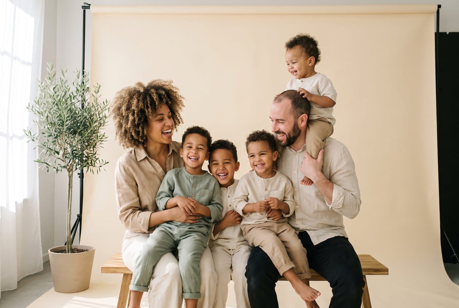 La famille Wart éclate de rire dans le studio, le plus petit sur les épaules de son père
